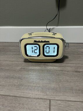 Studebaker Oversized Display Am/Fm Alarm Clock Radio USB Bluetooth Retro Beige